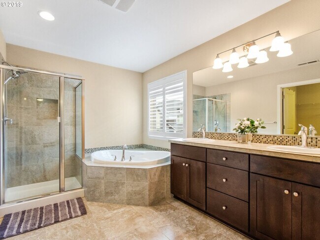 Building Photo - Gorgeous 4 Bed, 2.5 Bath Tuscany Home!