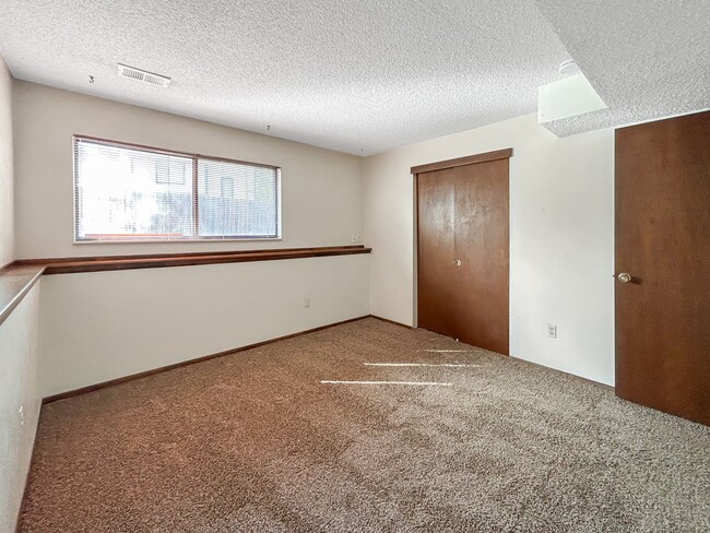 Building Photo - $0 DEPOSIT OPTION. CENTRALLY LOCATED 4 BED...