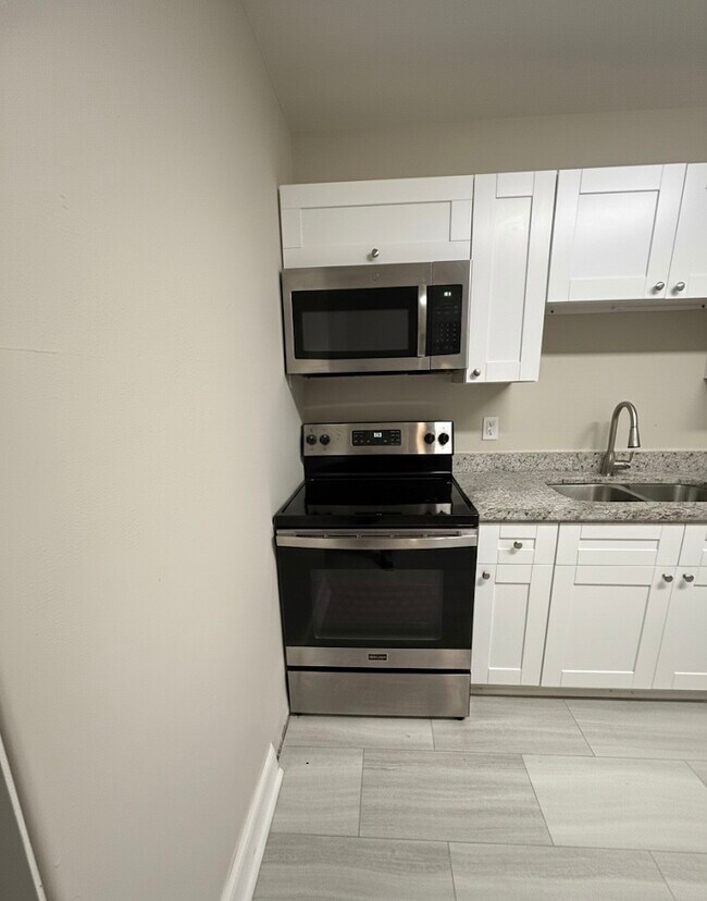 Building Photo - 811 S Lone Oak Dr