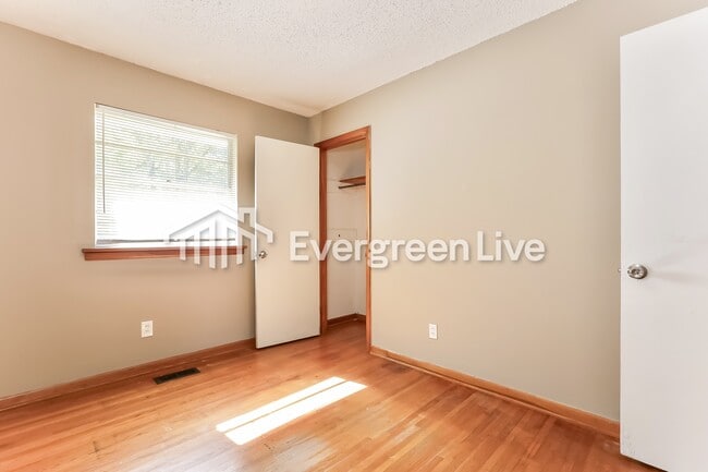 Building Photo - 805 W 58th St