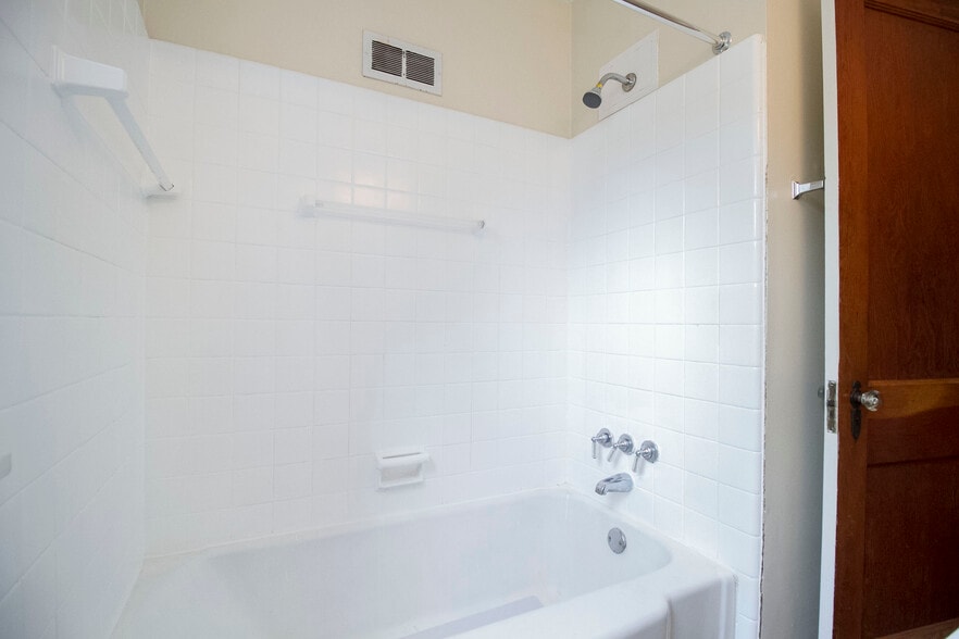 Building Photo - 2016 Balkan Pl