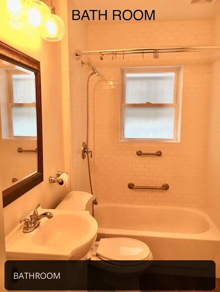 Building Photo - 2475 E Maple Rd