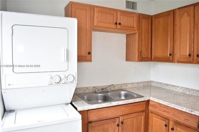 Building Photo - 1002 Palm Beach Lakes Blvd