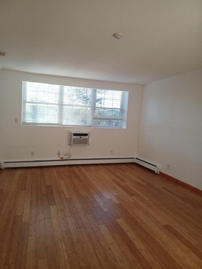 Building Photo - 8 Tara Dr