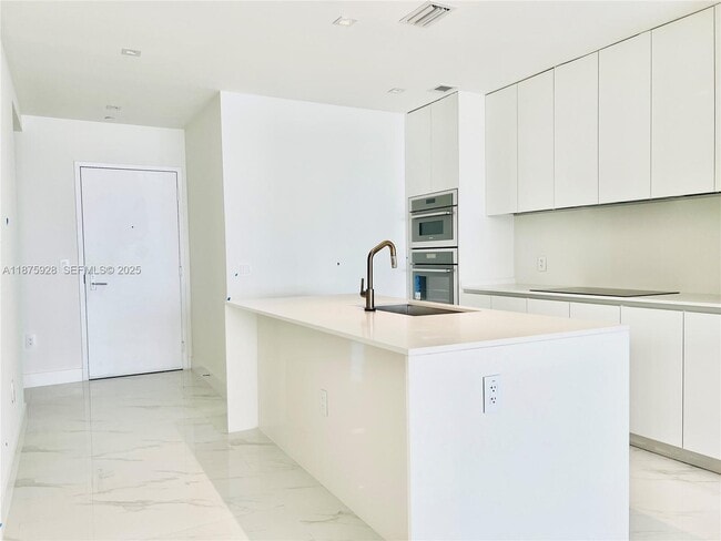 Building Photo - 700 NE 24th St