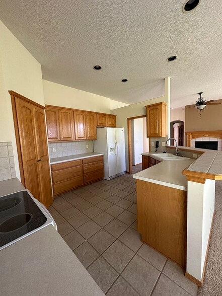 Building Photo - 200 Sienna Dr
