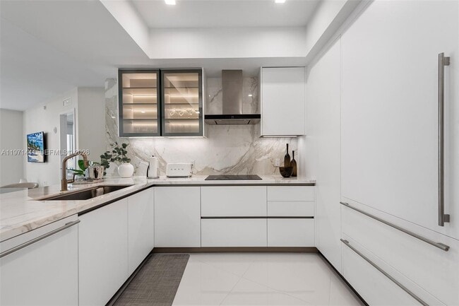 Building Photo - 16001 Collins Ave