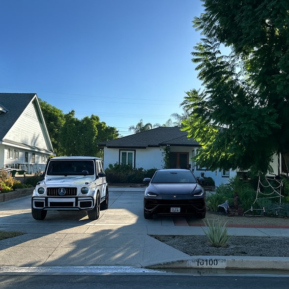 Building Photo - 10100 Sophia Ave