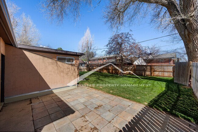 Building Photo - Beautiful Home with Washer/Dryer and Fenced Yard
