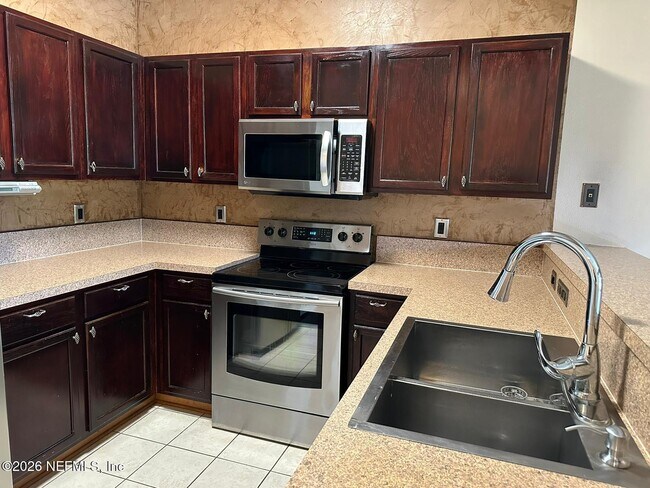 Building Photo - 5880 Sandstone Way