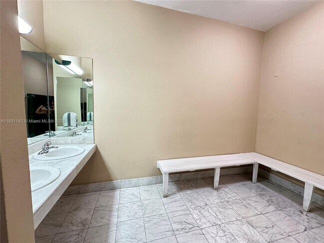 Building Photo - 6770 Indian Creek Dr
