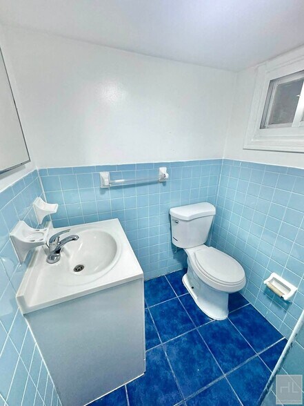 Building Photo - 32 STREET