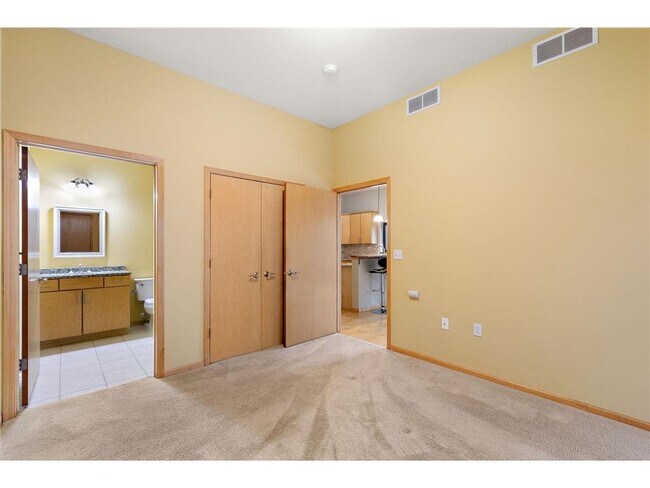 Building Photo - 270 4th St E