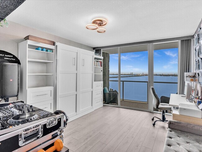 Building Photo - 665 NE 25th St