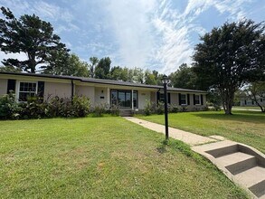 Building Photo - Available Now! Updated 3 Bed 2 Bath in Tyler!