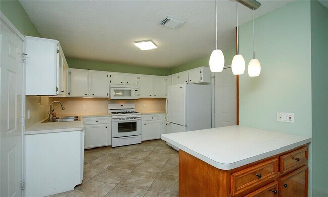 Building Photo - 6867 Stillwater Dr