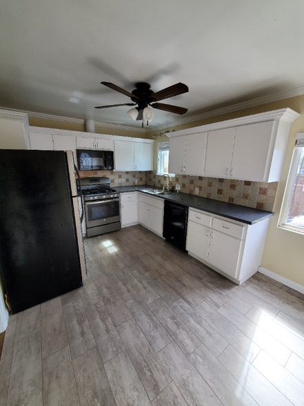 Building Photo - 421 N Ditmar St