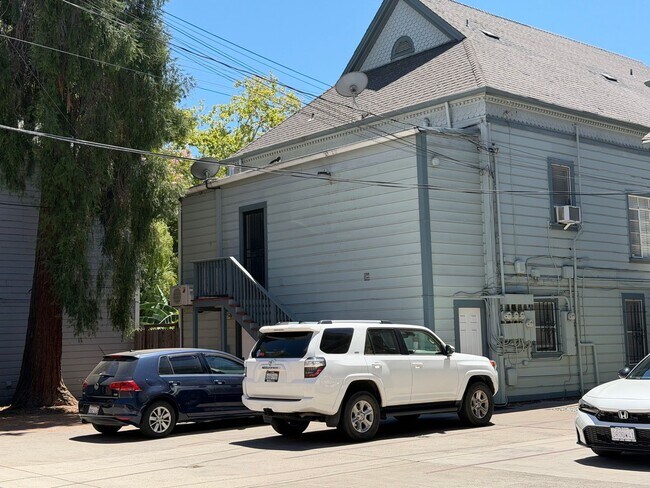 Building Photo - Updated & Spacious 1-Bedroom Apartment in Downtown Sacramento – Prime J Street Location