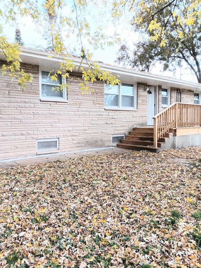 Building Photo - Beautifully Renovated, Modern 3 bedroom 2....