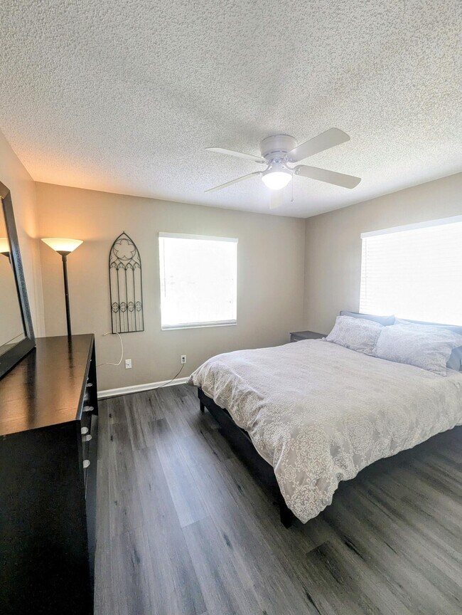 Building Photo - 1352 Riverside Cir