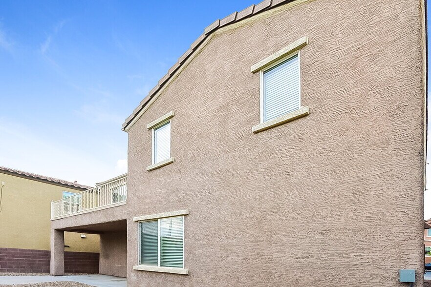 Building Photo - 10569 Hamdem Ave