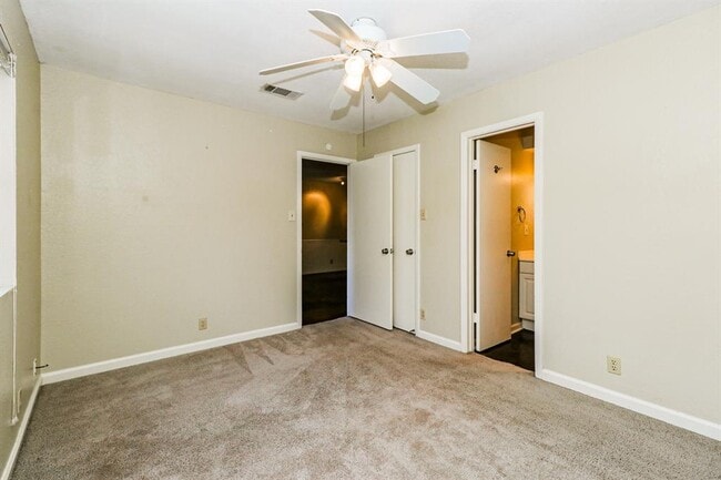 Building Photo - 9903 Hundred Oaks Cir