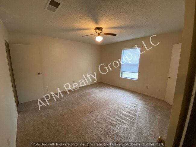 Building Photo - Duplex in convenient location
