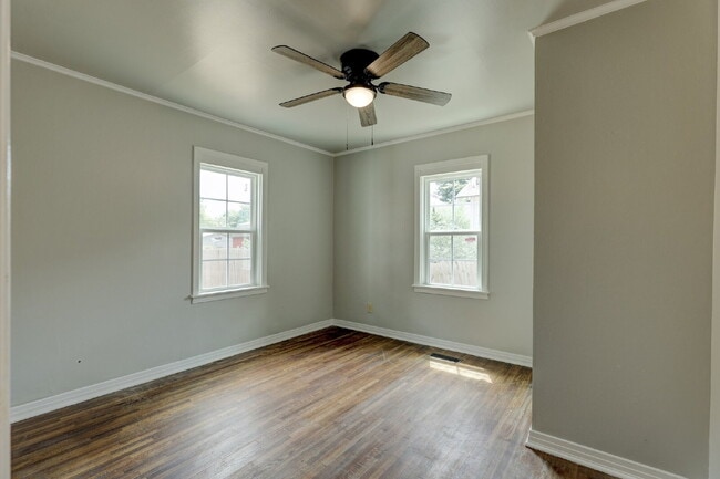 Building Photo - Remodeled 2/1