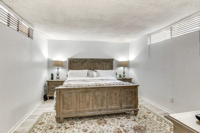 Building Photo - 4513 Cove Dr