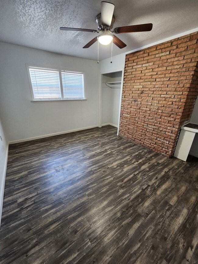 Building Photo - 3 bed 2 bath home, move in ready!