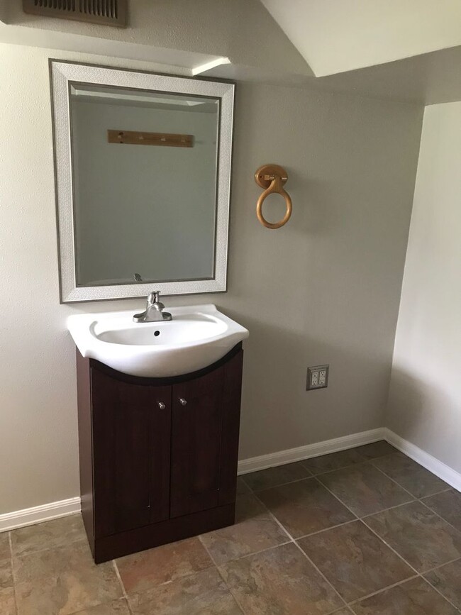 Building Photo - 2 BEDROOMS, 2 BATHROOMS, WITH 2 BONUS ROOMS AND A SECOND KITCHEN!