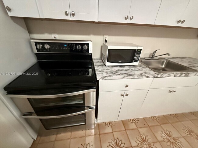 Building Photo - 6765 SW 19th St