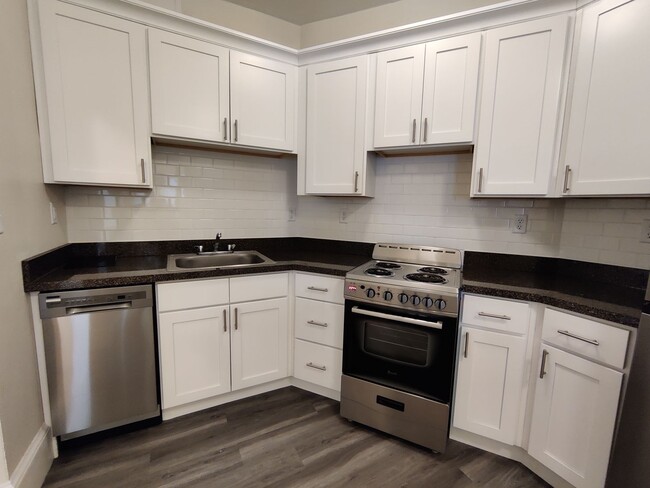 Building Photo - 2 Bedroom Split on Beacon St. No brokers F...