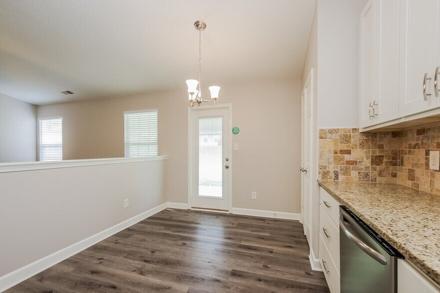 Building Photo - 533 River View Dr