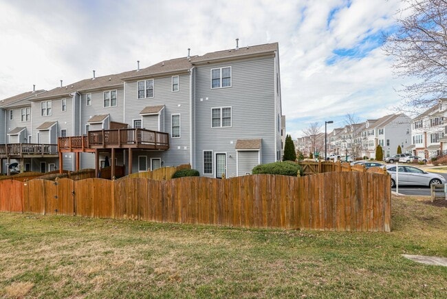 Building Photo - --Available NOW-- Luxury 3 Story Town Home...
