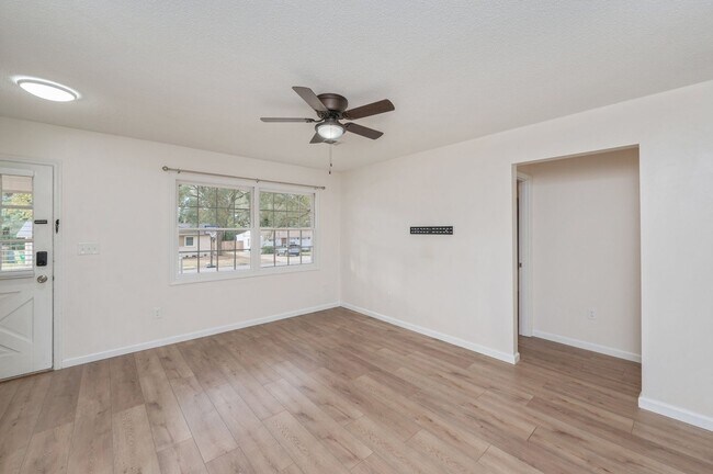 Building Photo - Renovated 3 bedroom house in Niceville!