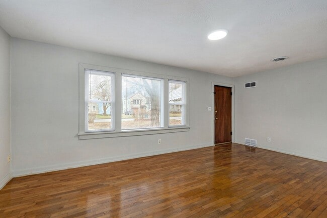 Building Photo - Charming 2 Bed | 1 Bath Home with Updated Interior