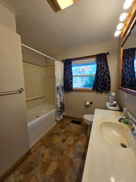 Building Photo - 7520 W Manson Colfax Rd