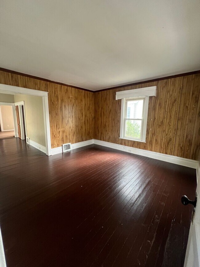 Building Photo - Spacious 4 Bedroom Southside Holland