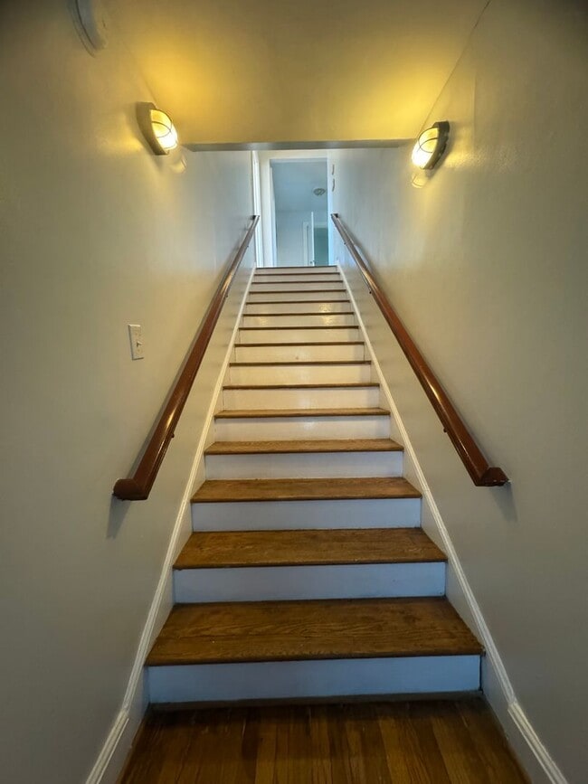 Primary Photo - 2 Bedroom 1 Bathroom Apartment in Rosewood...