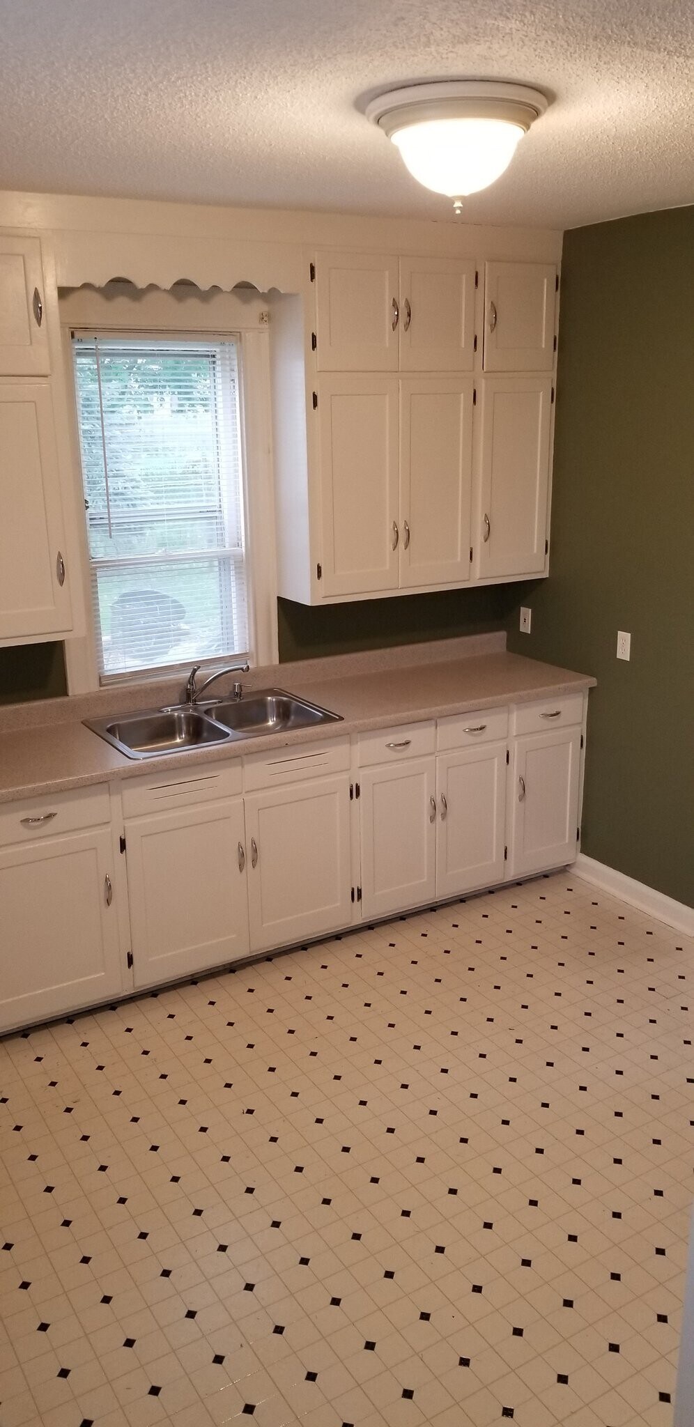 Building Photo - 1015 17th Ave N