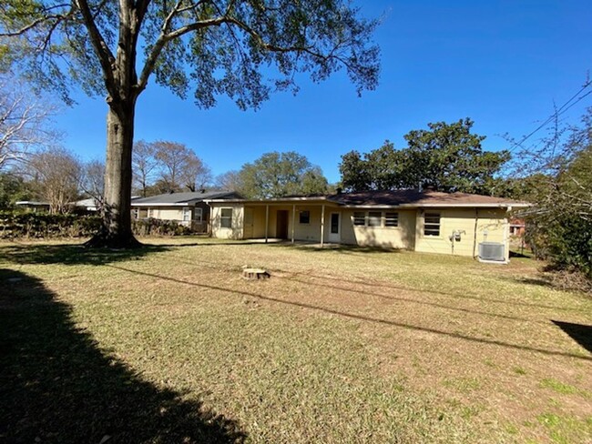 Building Photo - 3 Bedroom 1.5 Bath Home Available in Broad...