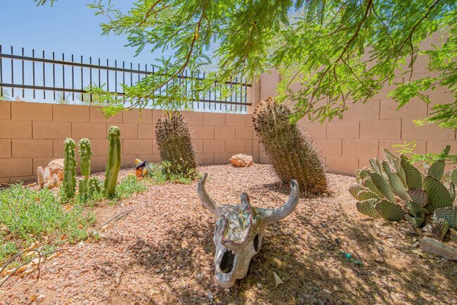 Building Photo - 1541 E Peregrine Trail