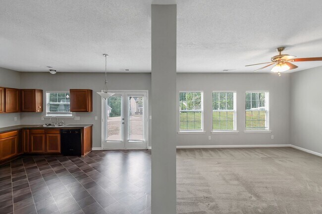 Building Photo - 4 Bedroom 3 bath Gorgeous Home