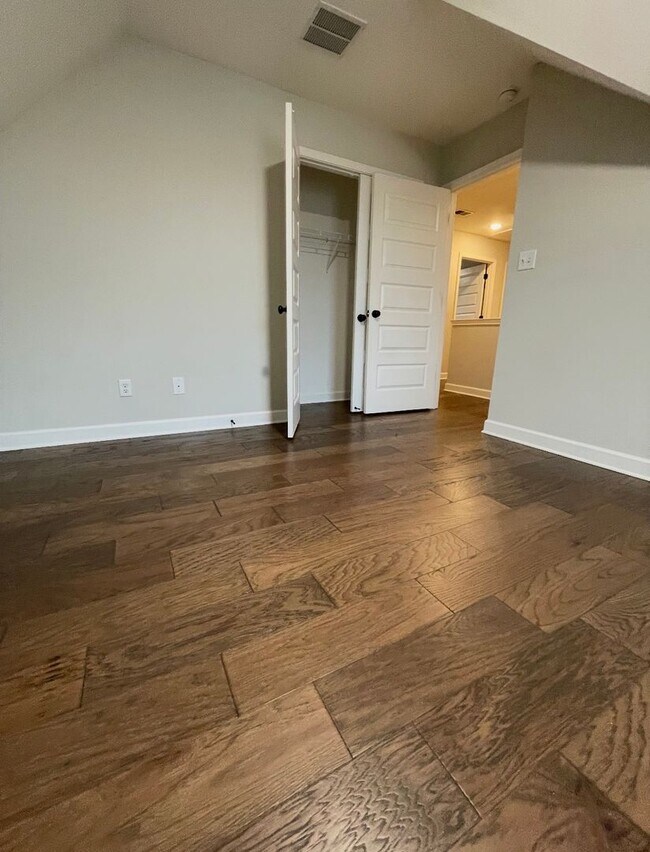 Building Photo - South Cherry Tree 509