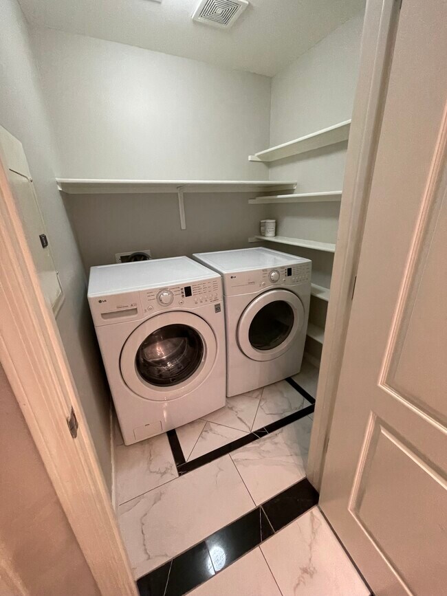 Building Photo - 1701 E Colter St