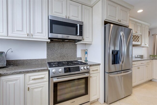 Building Photo - 936 NE 26th Ave