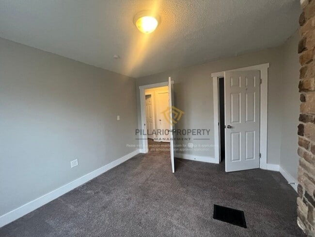 Building Photo - Close to Downtown Indy, Crown Hill, 4 Bedroom, 2 Bathroom House Available NOW!