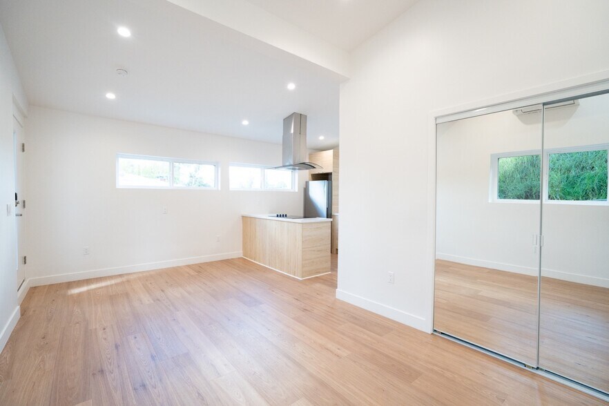 Building Photo - 4124 W Ave 42