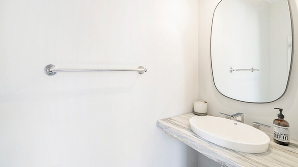 Building Photo - 720 W Evergreen Ave